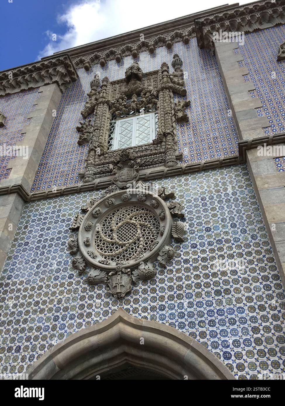 Palácio da pena, Sintra, Portogallo. Finestra ornata con intricate incisioni e piastrelle colorate. Stile architettonico manuelino, influenza gotica. Simbolo di po Foto Stock