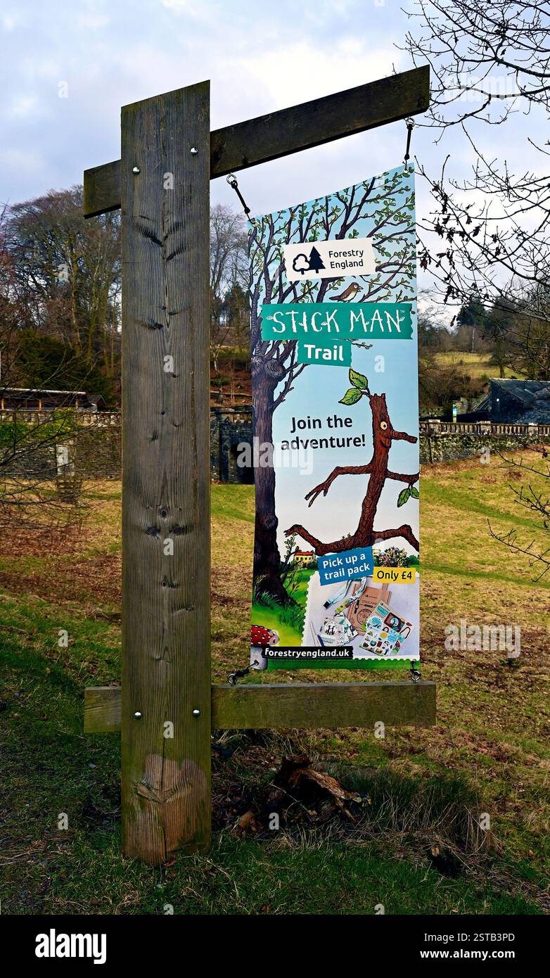 Banner pubblicitario "Stick-Man Trail". Grizedale Forest Park, Lake District National Park, Cumbria, Inghilterra, Regno Unito, Europa. Foto Stock