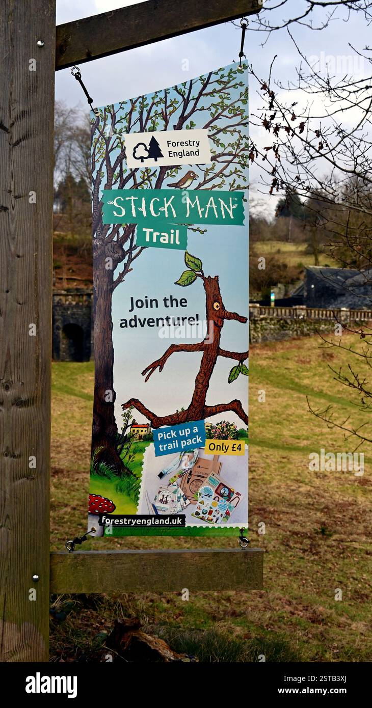 Banner pubblicitario "Stick-Man Trail". Grizedale Forest Park, Lake District National Park, Cumbria, Inghilterra, Regno Unito, Europa. Foto Stock
