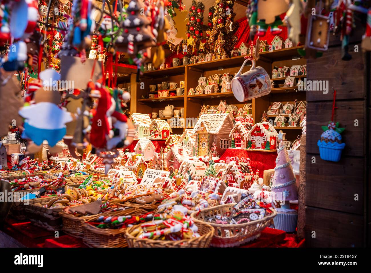 Arezzo, Italia. 12 26 2024: Una piccola attività regalo, souvenir e articoli natalizi nel mercatino di Natale della città di Arezzo. Calore e festa Foto Stock