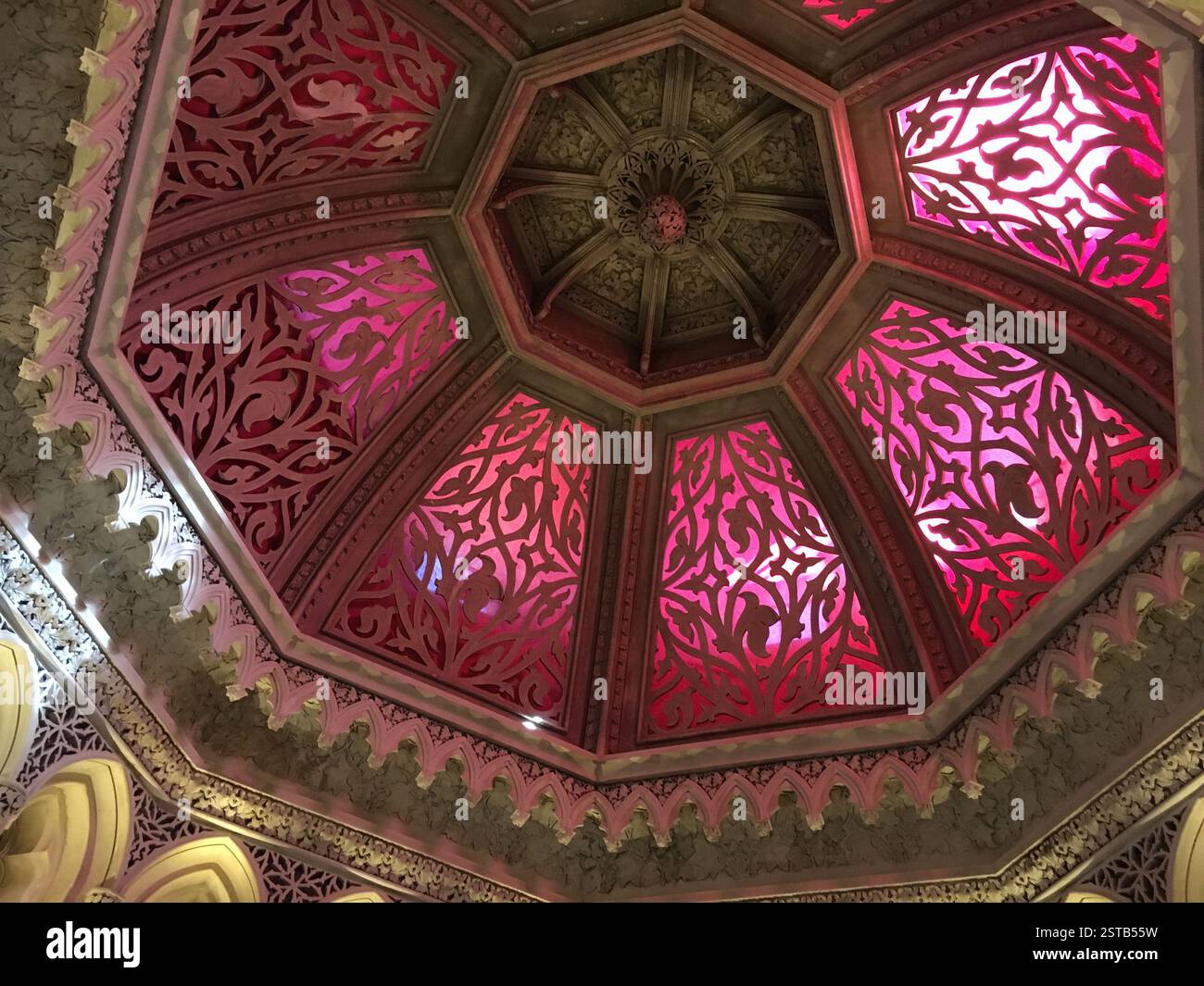 Bel soffitto a cupola. Intricati reticoli rossi e rosa. Simbolo di una complessa bellezza e arte. Rappresenta anche un senso di grandezza ed eleganza Foto Stock