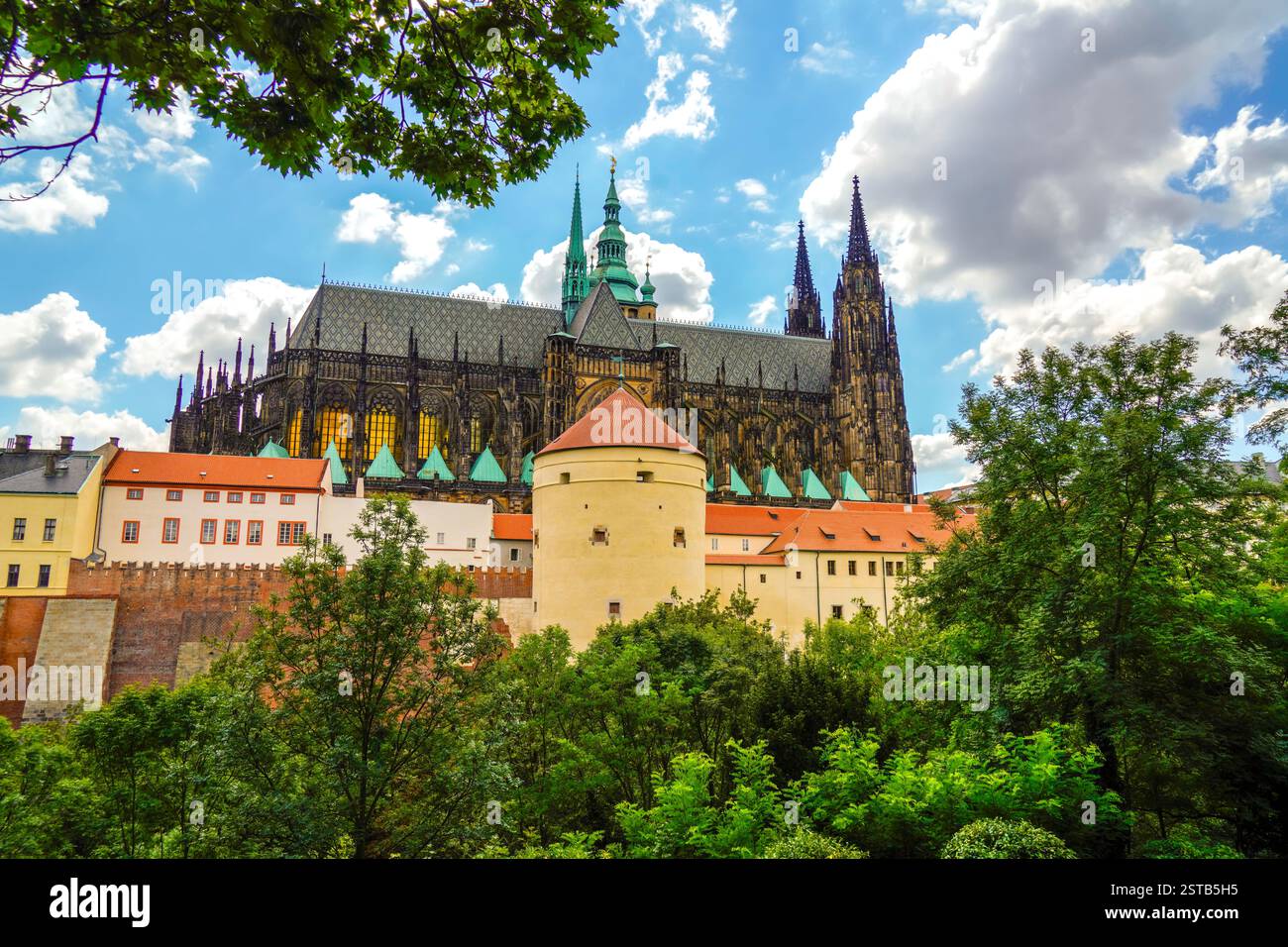 Vista panoramica dello skyline di Praga del quartiere storico della città vecchia con il castello di Praga, la cattedrale, gli edifici colorati e il parco nella Repubblica Ceca. Giorno, niente gente. Foto Stock