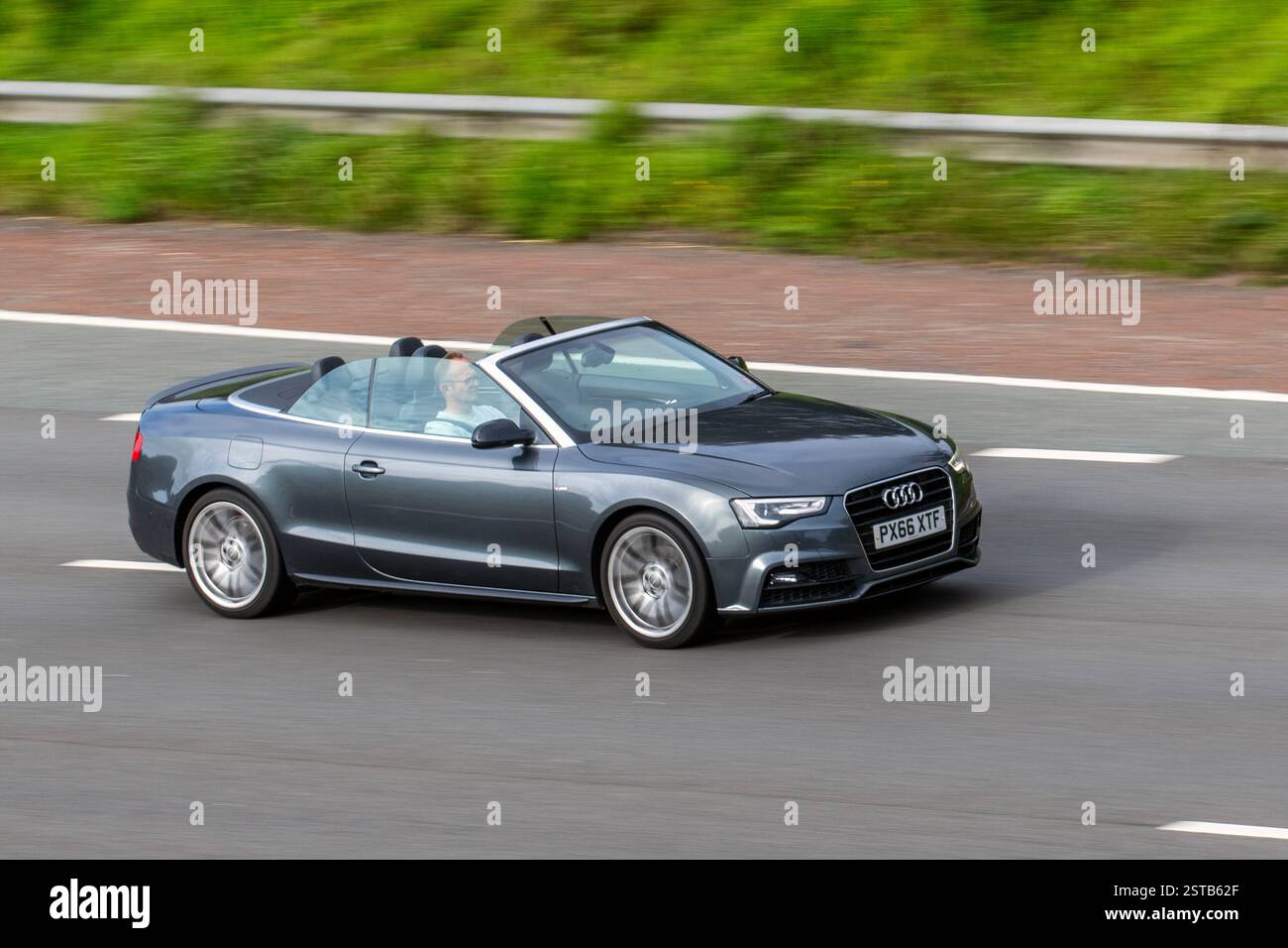 2016 Audi A5 TDI S LINE SPECIAL Edition Plus, auto sportiva diesel da 2,0 litri; viaggiando sull'autostrada M6 Regno Unito Foto Stock