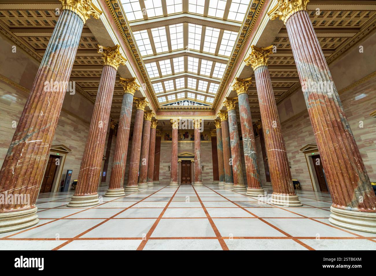 All'interno dell'edificio del Parlamento austriaco di Vienna. Interno della sala delle colonne del Parlamento, sala colonnata. Camera in Parlamento con colonne, niente gente. Foto Stock