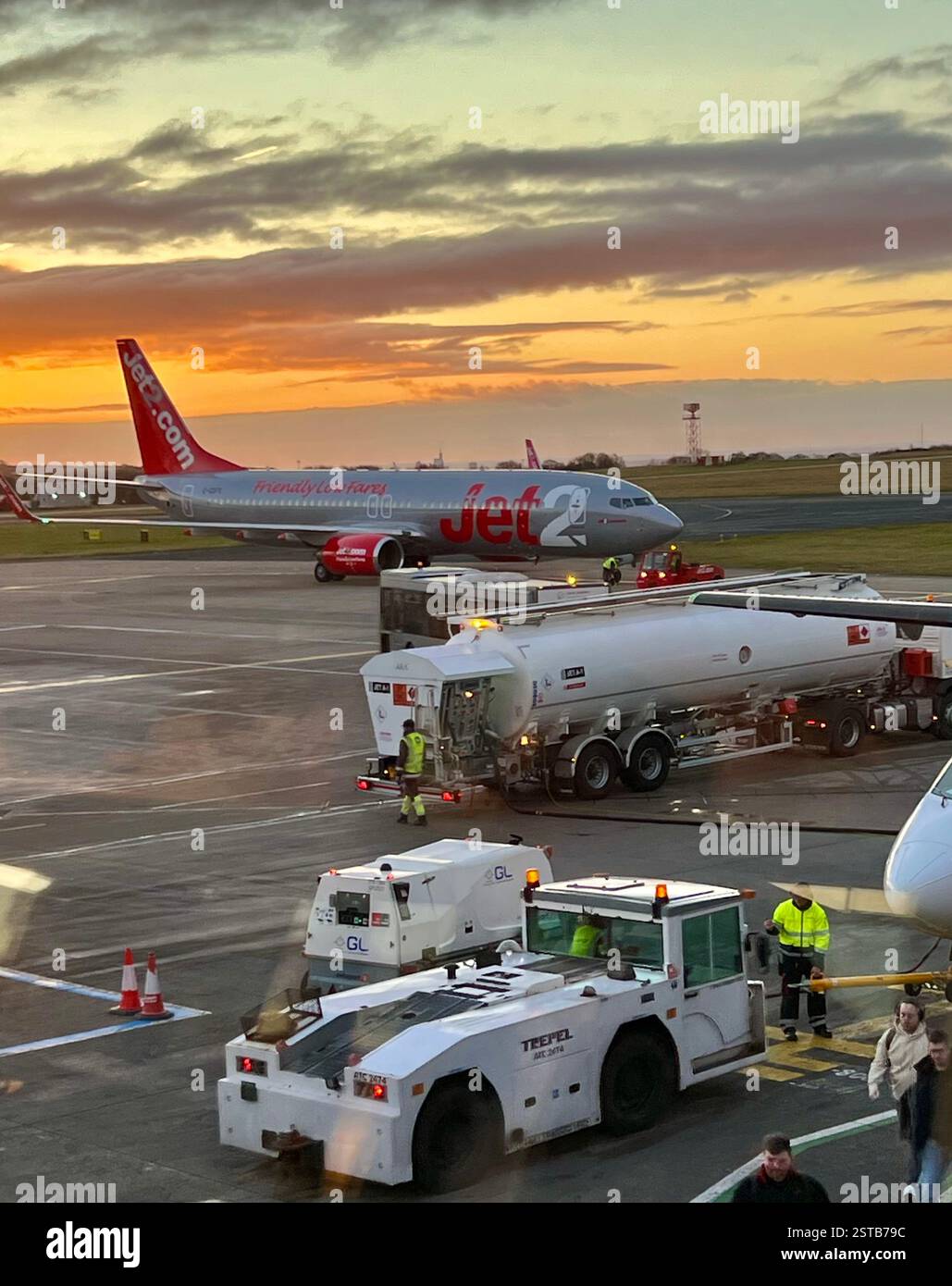 Volo Jet 2 di prima mattina in preparazione al decollo presso l'aeroporto di Leeds Bradford, West Yorkshire, Inghilterra settentrionale, Regno Unito - Immagine stock catturata con smartphone