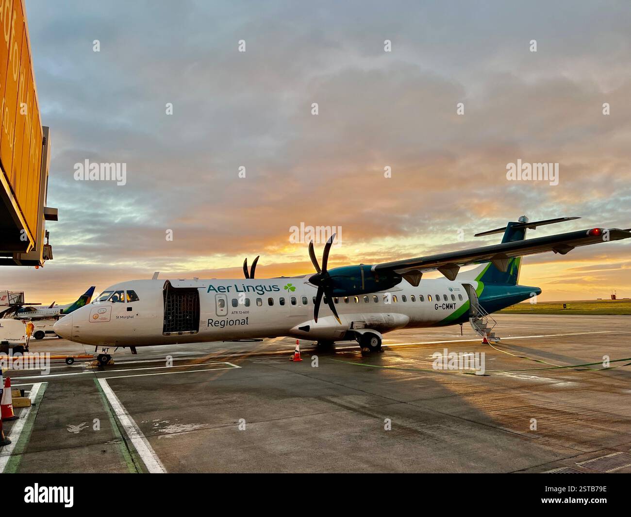 Volo Aer Lingus Belfast di prima mattina in preparazione al decollo presso l'aeroporto Leeds Bradford, West Yorkshire, Inghilterra settentrionale, Regno Unito - Immagine stock catturata con smartphone