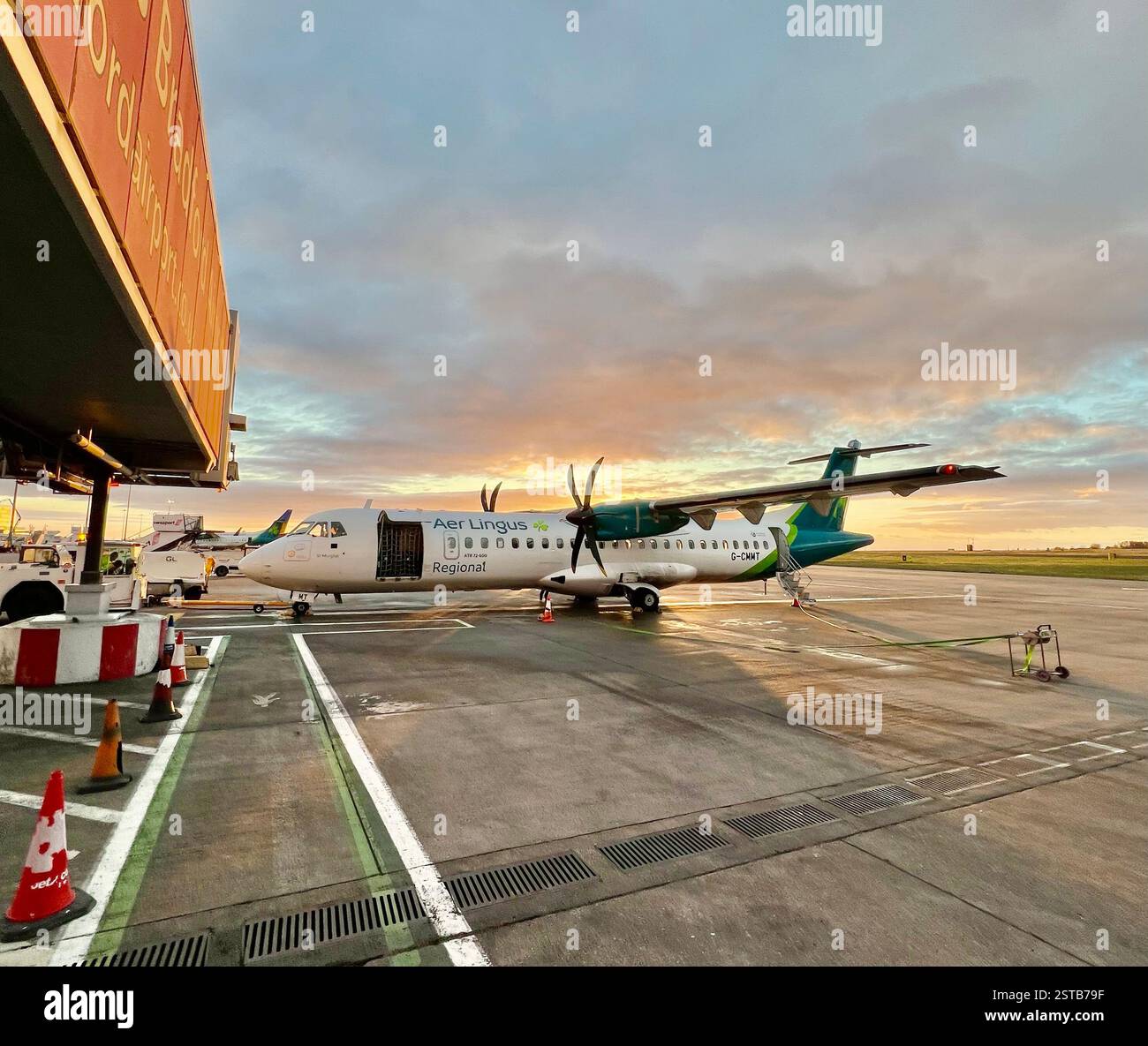 Volo Aer Lingus Belfast di prima mattina in preparazione al decollo presso l'aeroporto Leeds Bradford, West Yorkshire, Inghilterra settentrionale, Regno Unito - Immagine stock catturata con smartphone