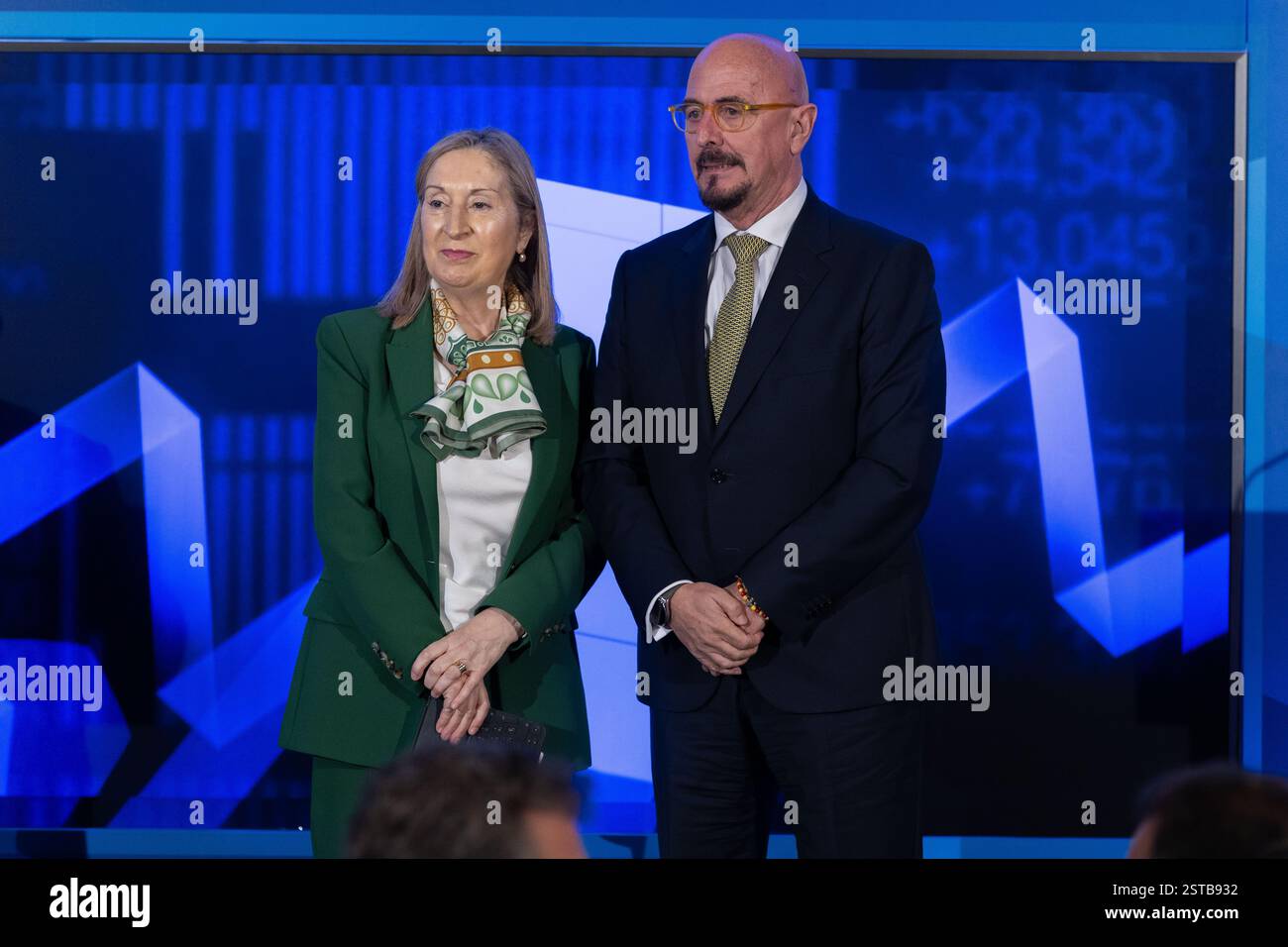 Madrid, Madrid, SPAGNA. 18 febbraio 2025. L'ex ministro della sanità della Spagna, IL PASTORE ANA JULIAN, insieme al ministro della sanità della Comunità della Cantabria, CESAR PASCUAL FERNANDEZ, partecipa al Forum della salute di Madrid. (Credit Image: © Ignacio Lopez Isasmendi/ZUMA Press Wire) SOLO PER USO EDITORIALE! Non per USO commerciale! Foto Stock