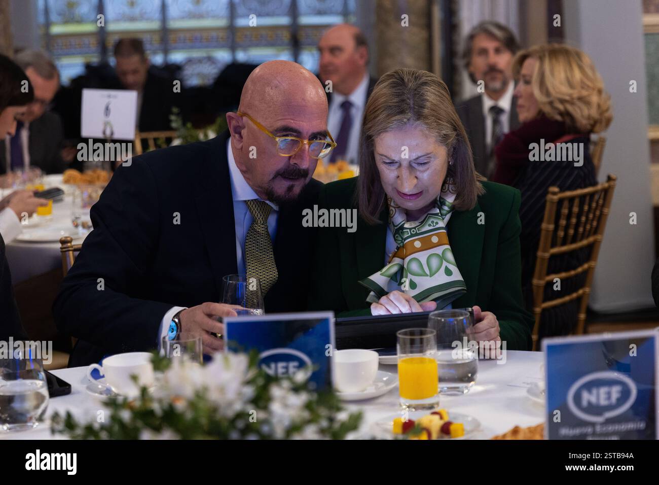 Madrid, Madrid, SPAGNA. 18 febbraio 2025. L'ex ministro della sanità della Spagna, IL PASTORE ANA JULIAN, insieme al ministro della sanità della Comunità della Cantabria, CESAR PASCUAL FERNANDEZ, partecipa al Forum della salute di Madrid. (Credit Image: © Ignacio Lopez Isasmendi/ZUMA Press Wire) SOLO PER USO EDITORIALE! Non per USO commerciale! Foto Stock