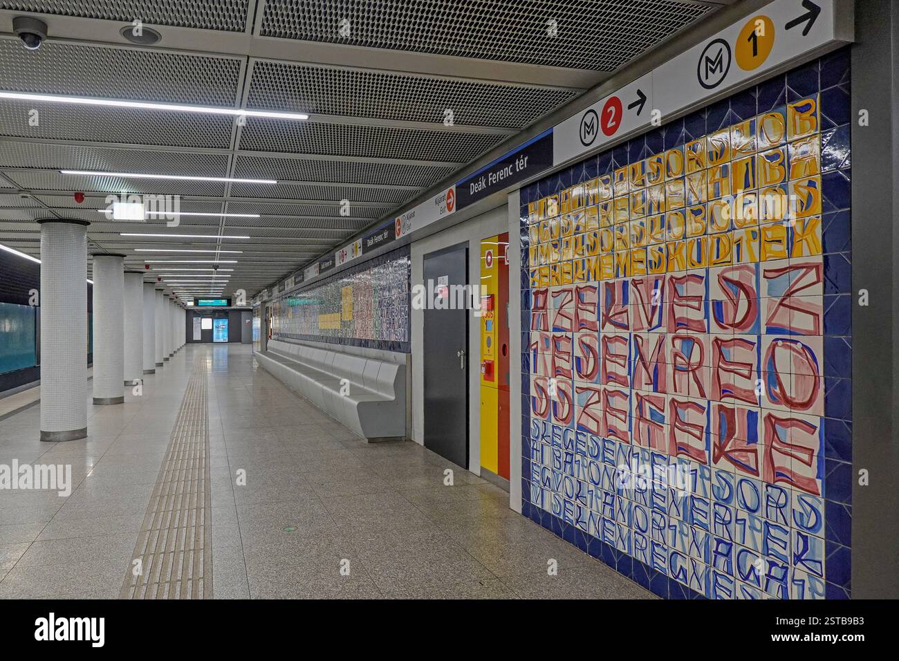 Ungheria, Budapest, colorate opere d'arte su piastrelle dell'artista portoghese Joao Vieira alla stazione della metropolitana Deak Ferenc ter Photo © Fabio Mazzarella/sintesi/Alamy Stock Photo Foto Stock