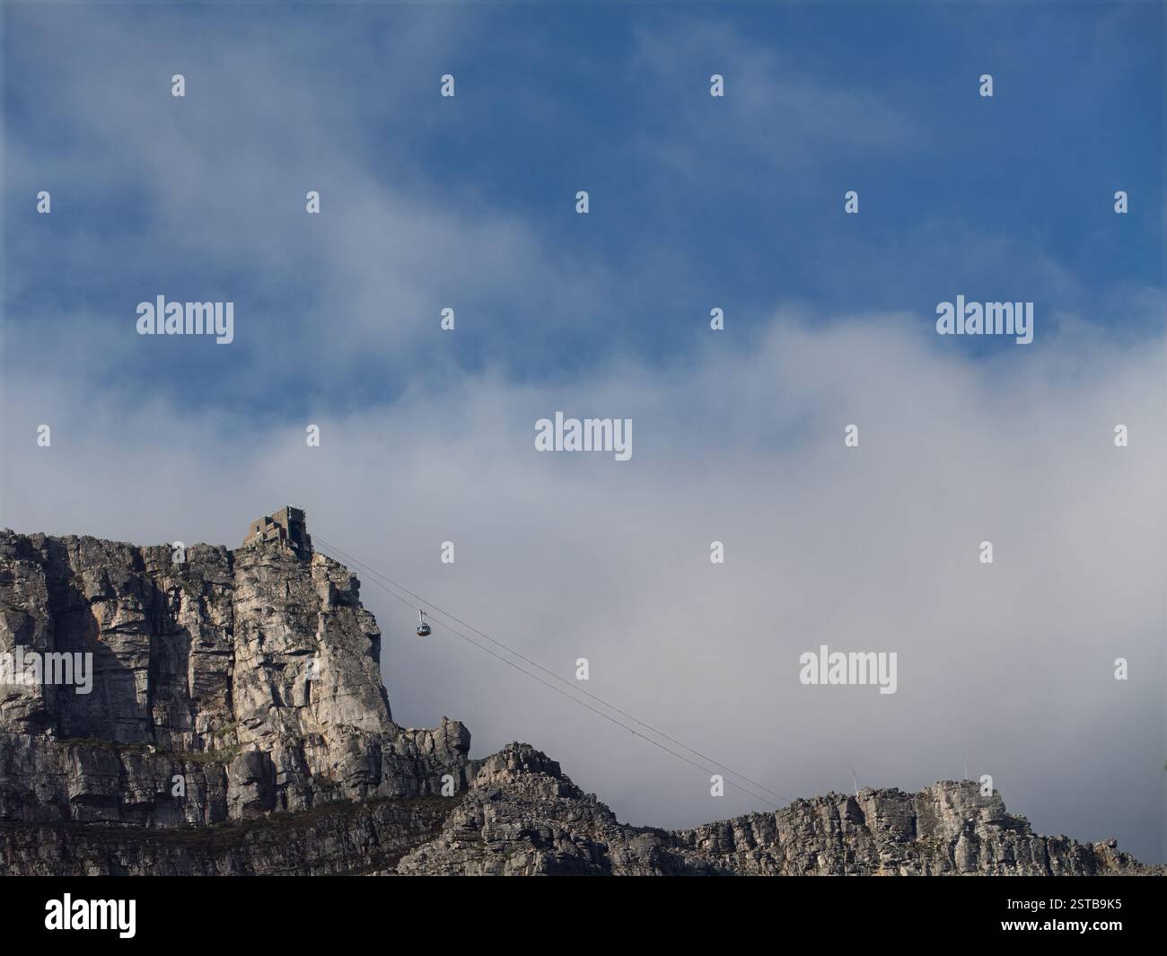 Funivia Table Mountain con vista sulla stazione della funivia in cima, città del Capo, Sudafrica Foto Stock