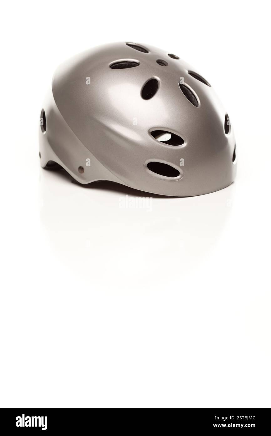 Casco da bici Silver su bianco Foto Stock