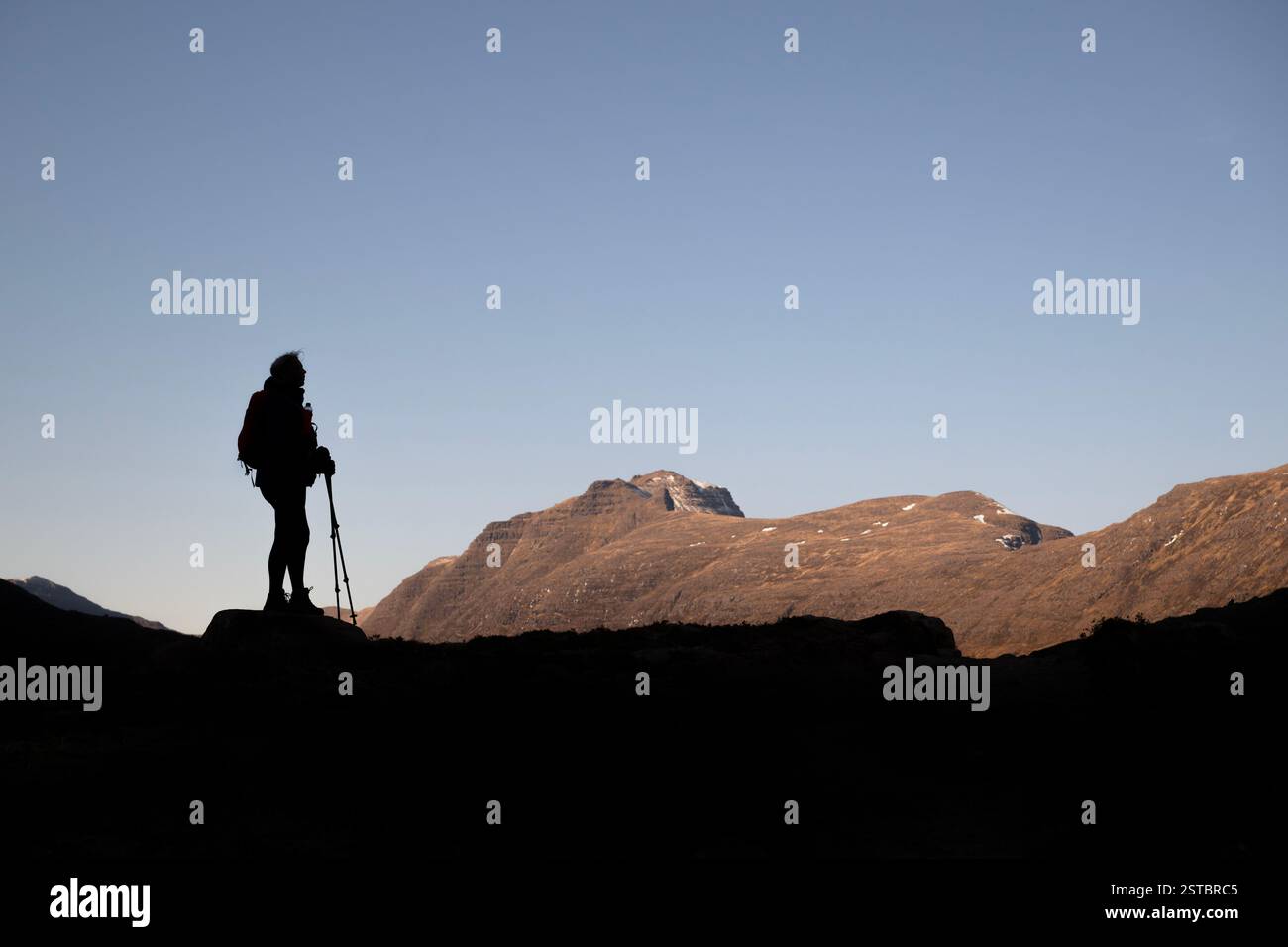 Alpinista che fa trekking a Liathach e Beinn Eighe a Torridon, Scozia Foto Stock