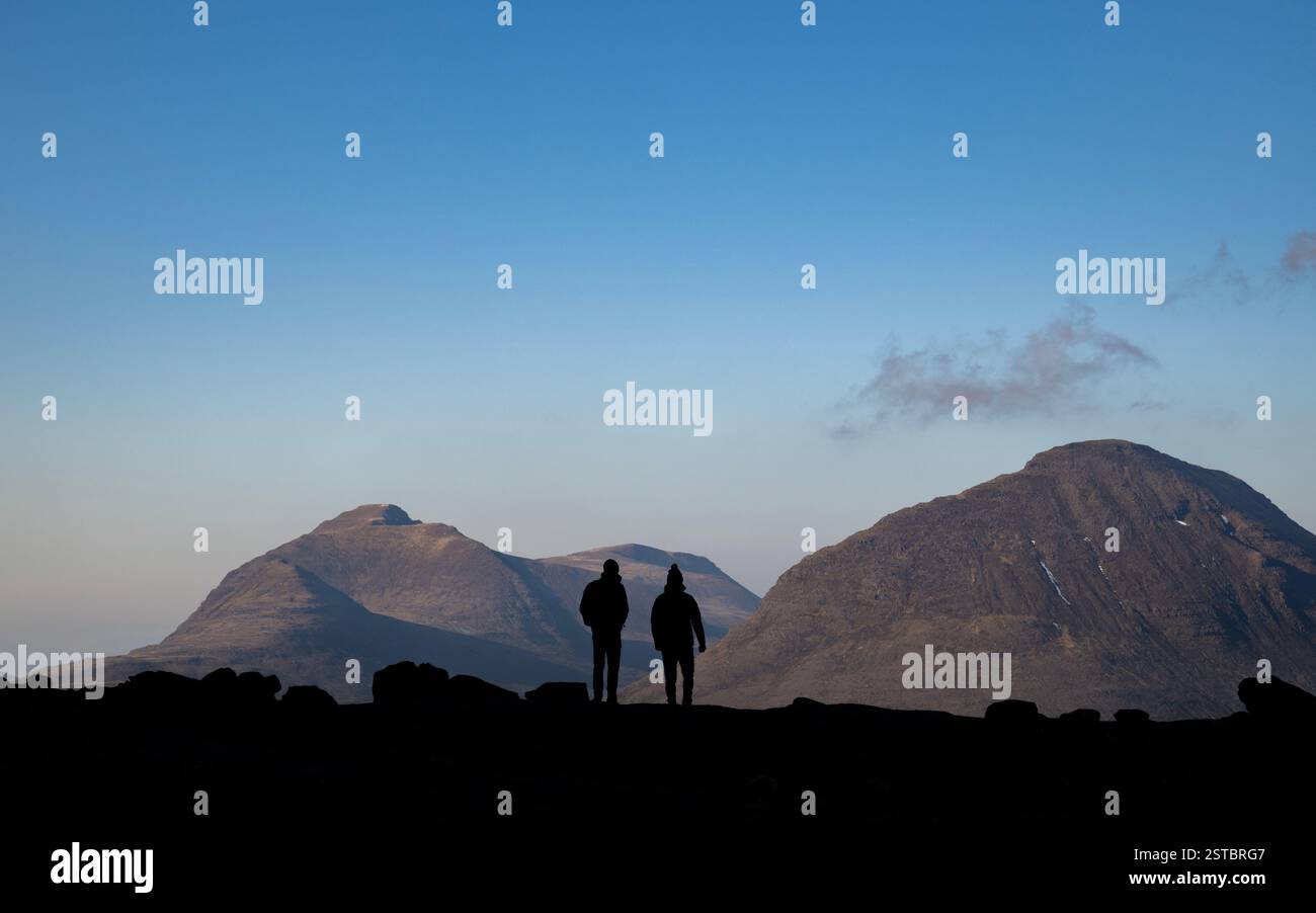 Le cime di Beinn a Chearcaill e Beinn an Eoin dalla cima della cascata che corre dal Loch Coire Mhic Fhearchair, Beinn Eighe, Torridon Foto Stock