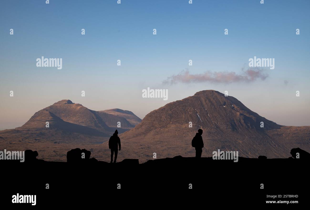 Le cime di Beinn a Chearcaill e Beinn an Eoin dalla cima della cascata che corre dal Loch Coire Mhic Fhearchair, Beinn Eighe, Torridon Foto Stock