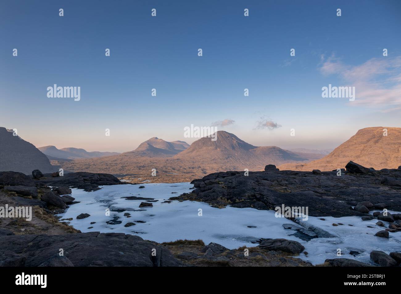Le cime di Beinn a Chearcaill e Beinn an Eoin dalla cima della cascata che corre dal Loch Coire Mhic Fhearchair, Beinn Eighe, Torridon Foto Stock