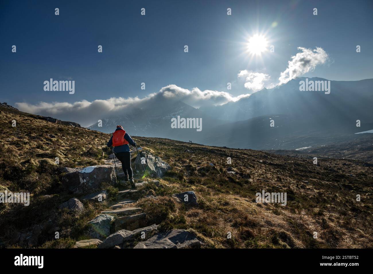 Alpinista che fa trekking a Liathach e Beinn Eighe a Torridon, Scozia Foto Stock