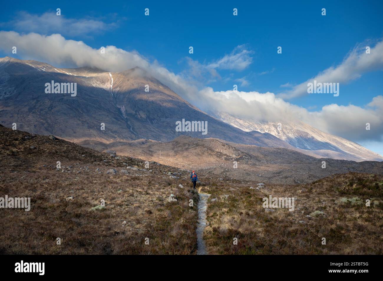 Alpinista che fa trekking a Liathach e Beinn Eighe a Torridon, Scozia Foto Stock