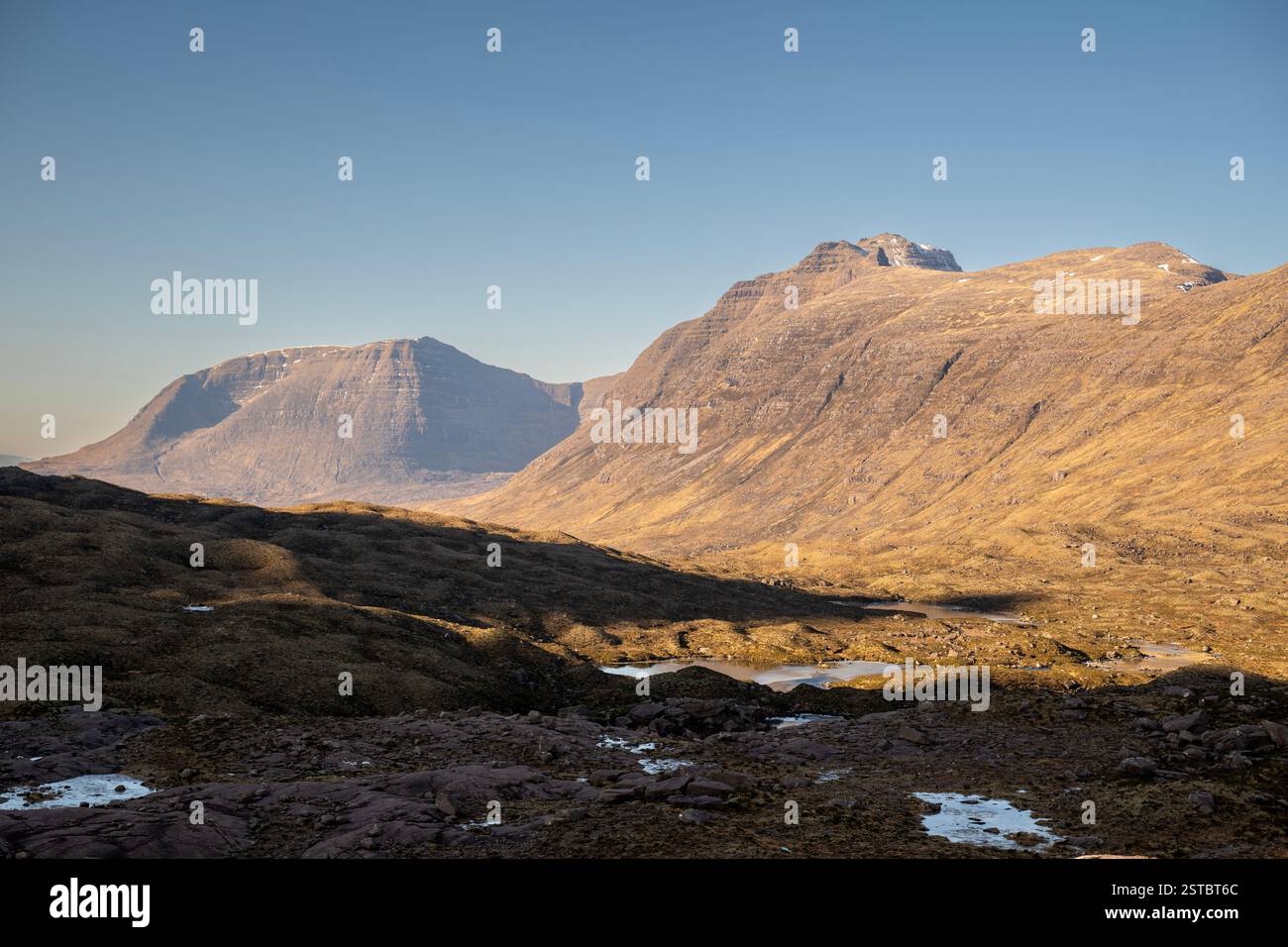 Beinn Alligin e Beinn Dearg su Loch A' Choire-Dhuibh, dalla pista a Coire Mhic Fhearchair (Bheinn Eighe), Torridon, Highland, Scozia, Regno Unito Foto Stock