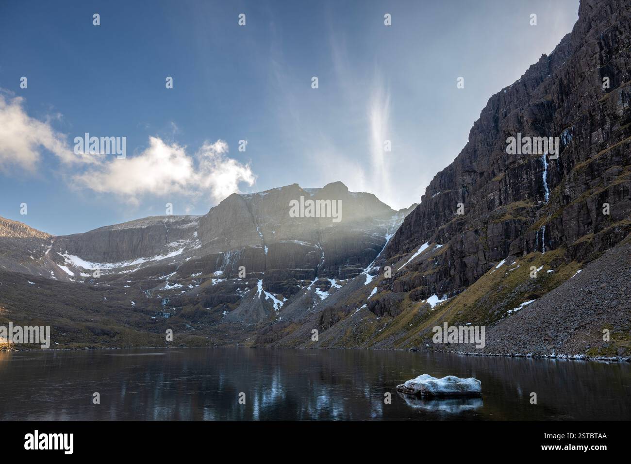La tripla contrafforte di Coire Mhic Fhearchair su Beinn Eighe su del Torridon montagne a nord ovest di Highlands della Scozia Foto Stock
