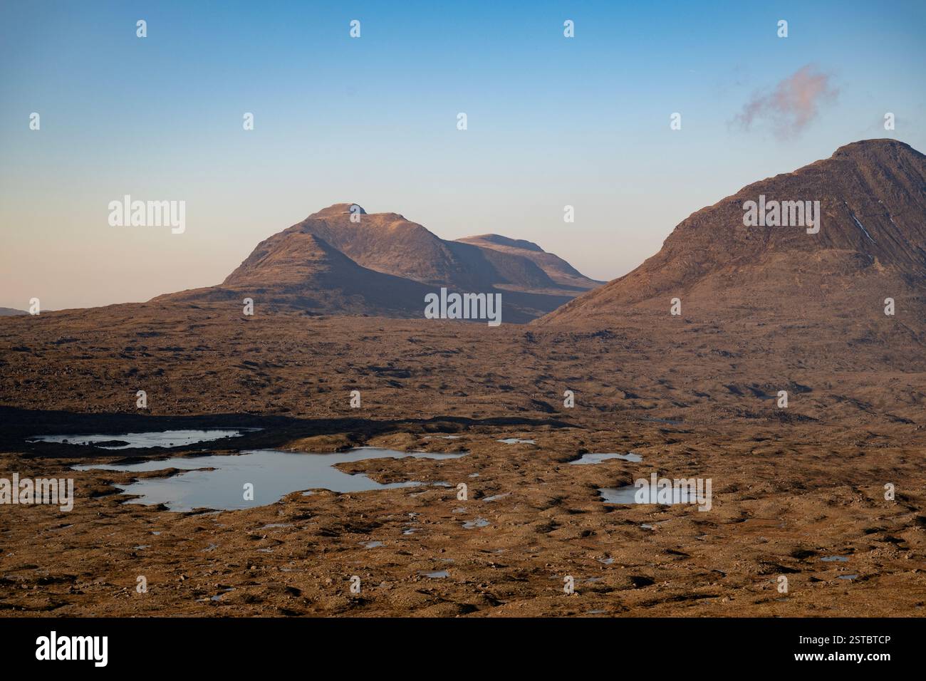 Le cime di Beinn a Chearcaill e Beinn an Eoin dalla cima della cascata che corre dal Loch Coire Mhic Fhearchair, Beinn Eighe, Torridon Foto Stock