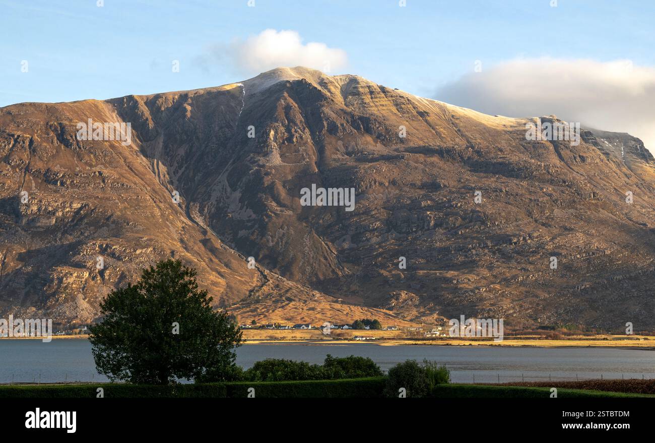 Monte Liathach con il villaggio di Torridon sottostante, Upper Loch Torridon, Kinlochewe, Highland, Scozia, REGNO UNITO Foto Stock