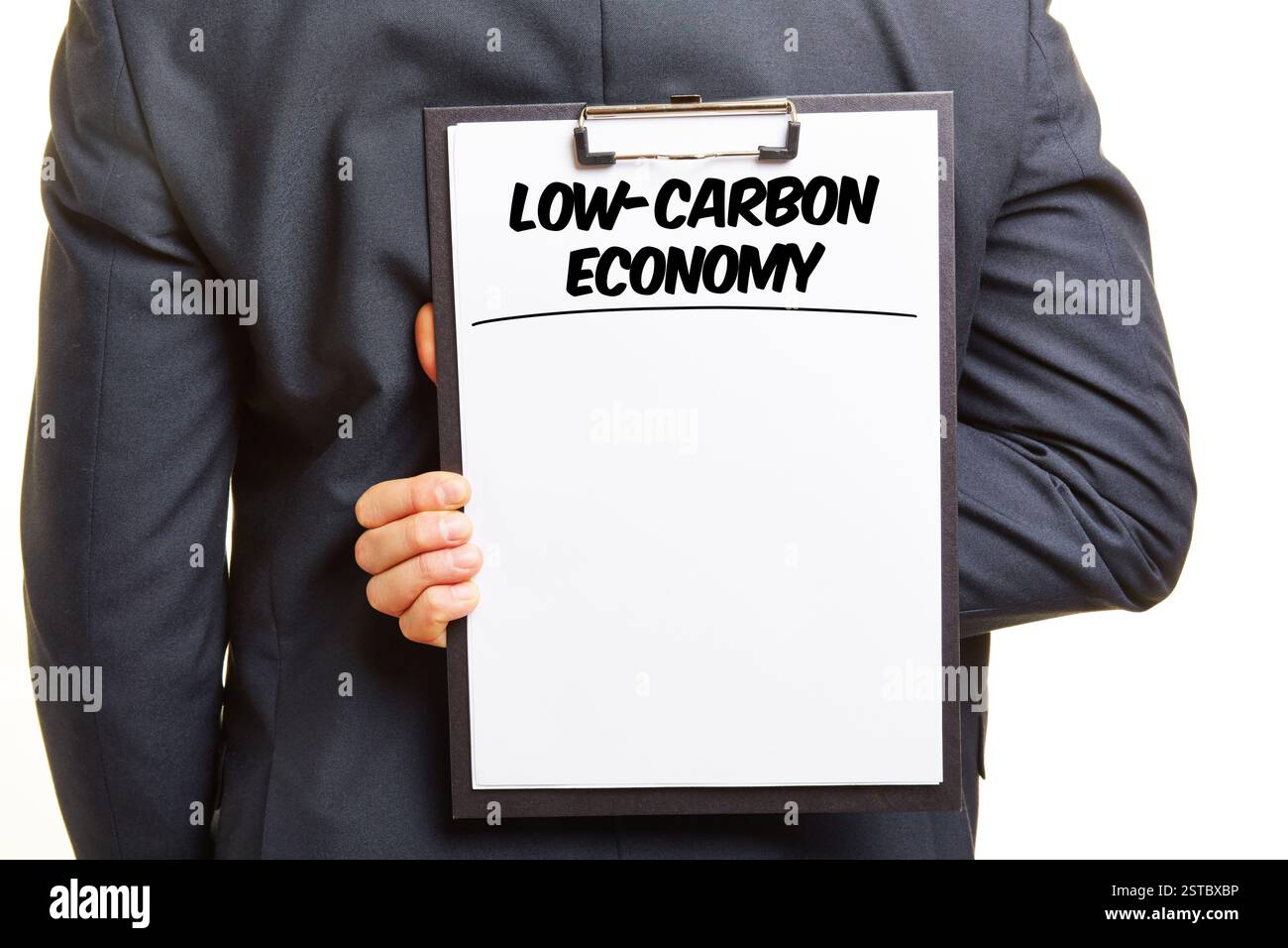 L'uomo d'affari ha degli appunti con spazio di testo e un concetto di economia a basse emissioni di carbonio Foto Stock