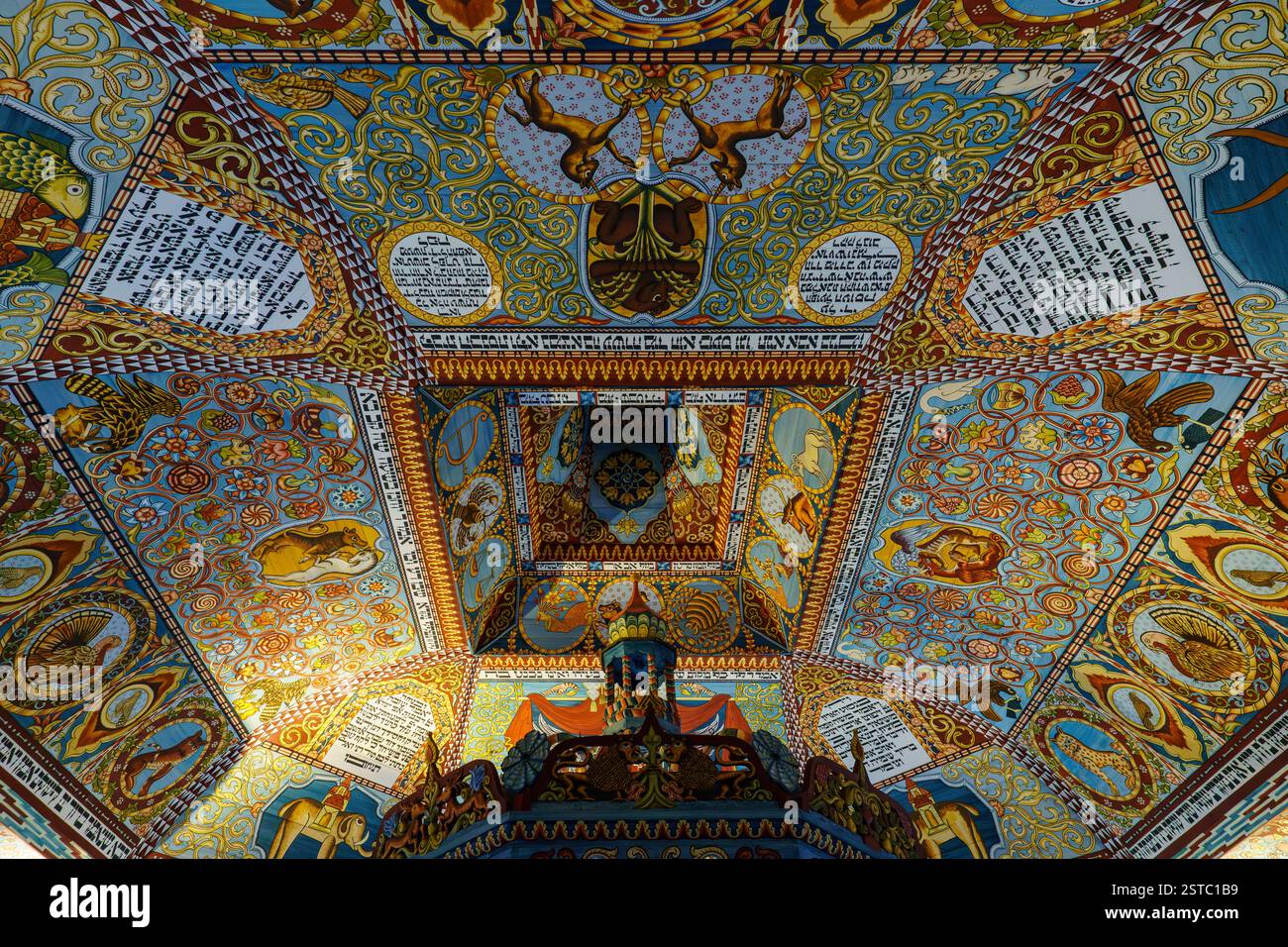 POLIN - Museo di storia degli ebrei polacchi. Policromo su soffitto in legno - ricostruzione della sinagoga del XVII secolo a Gwoździec. Mostra. Foto Stock