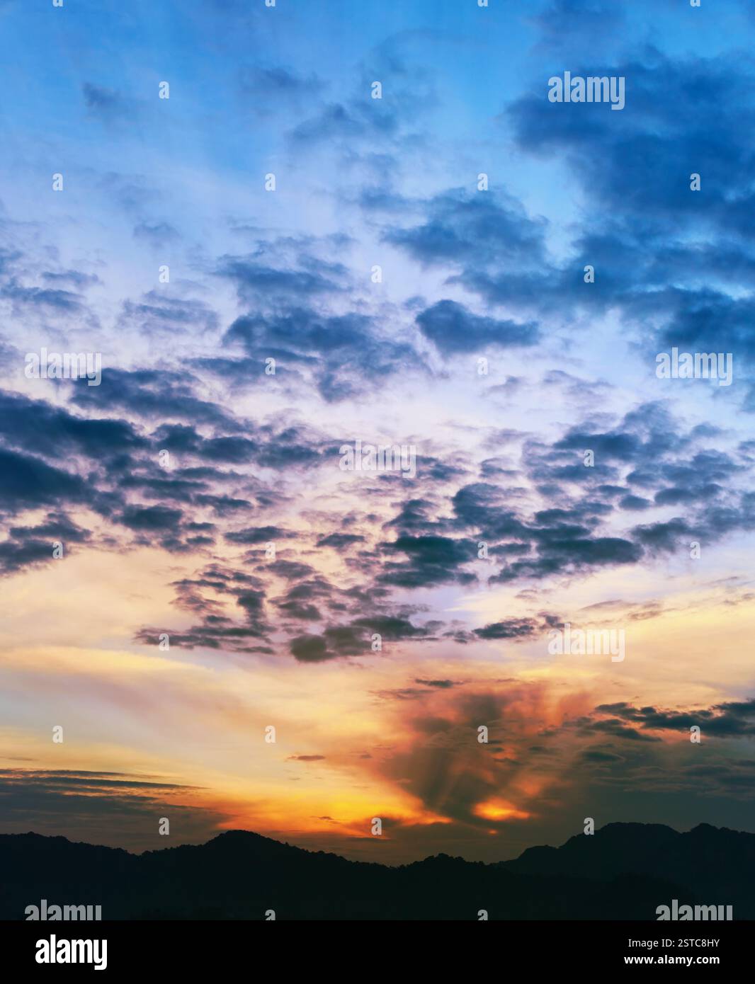 Tramonto sulle montagne, Thailandia Foto Stock