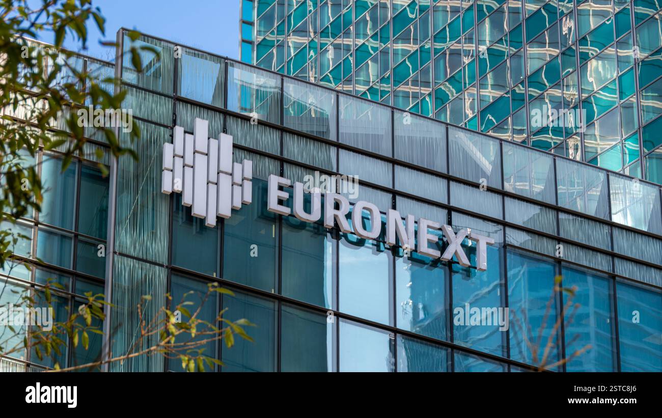 Insegna e logo sull'edificio Euronext nel quartiere degli affari la Défense di Parigi. Euronext è la principale borsa valori dell'Eurozona Foto Stock