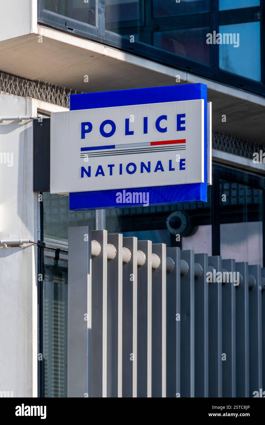 "POLICE NATIONALE" scritto in francese sul segno di una stazione di polizia. Concetti di criminalità, investigazione e intervento della polizia in Francia Foto Stock