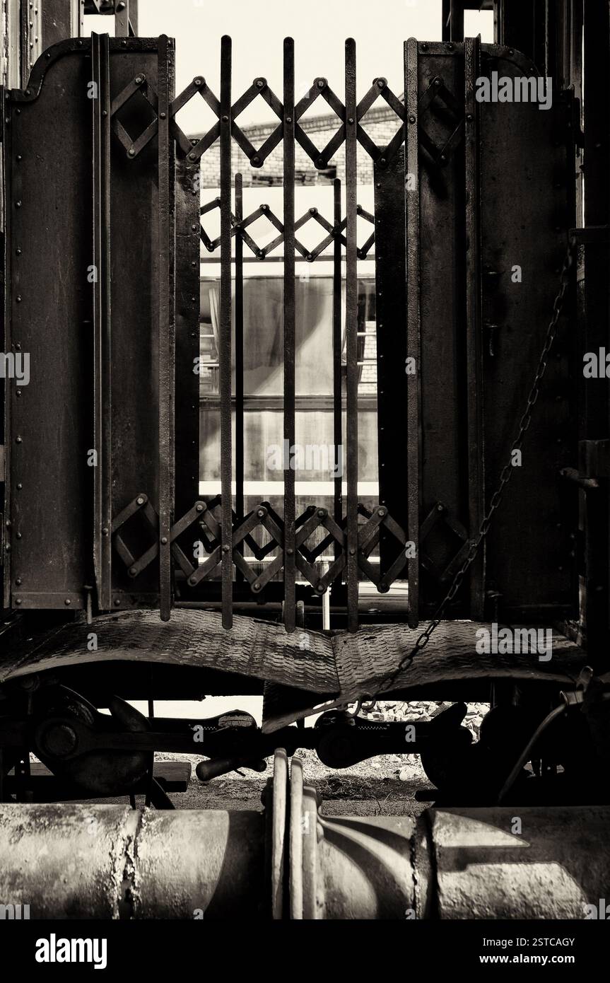 Accoppiamento ferroviario della vecchia ferrovia auto. Il nero di seppia. Foto Stock