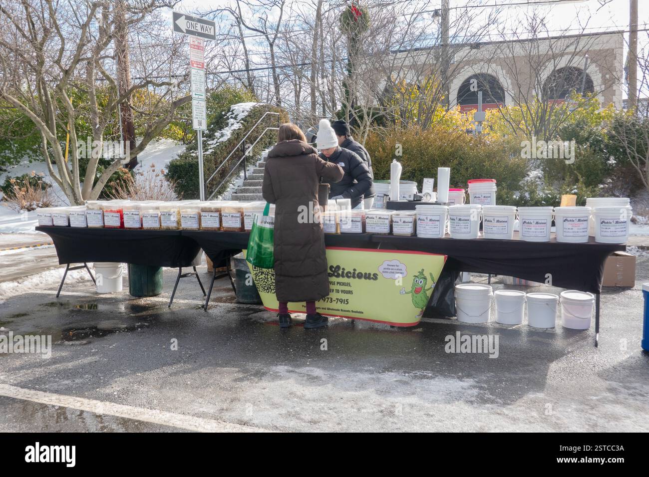 Un fornitore di Pickle Licious che vende una grande varietà di condimenti acidi. Al mercato delle pulci di Pleasantville, Westchester, New York. Foto Stock