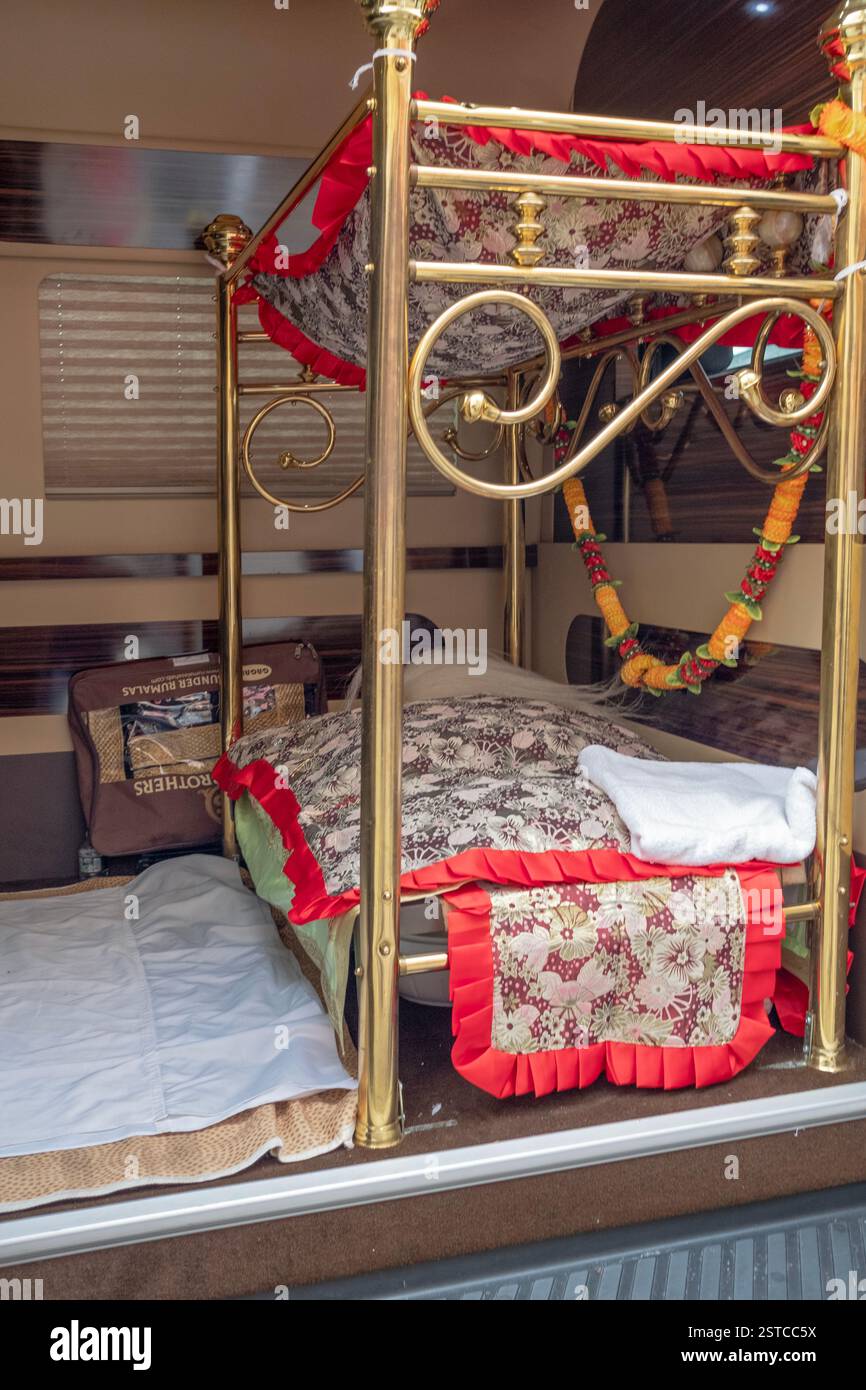 Quando la bibbia Guru Granth Sahib non viene usata, viene messa a dormire in un letto ornato. Qui viene trasportato a casa di una congregazione per festeggiare. Foto Stock