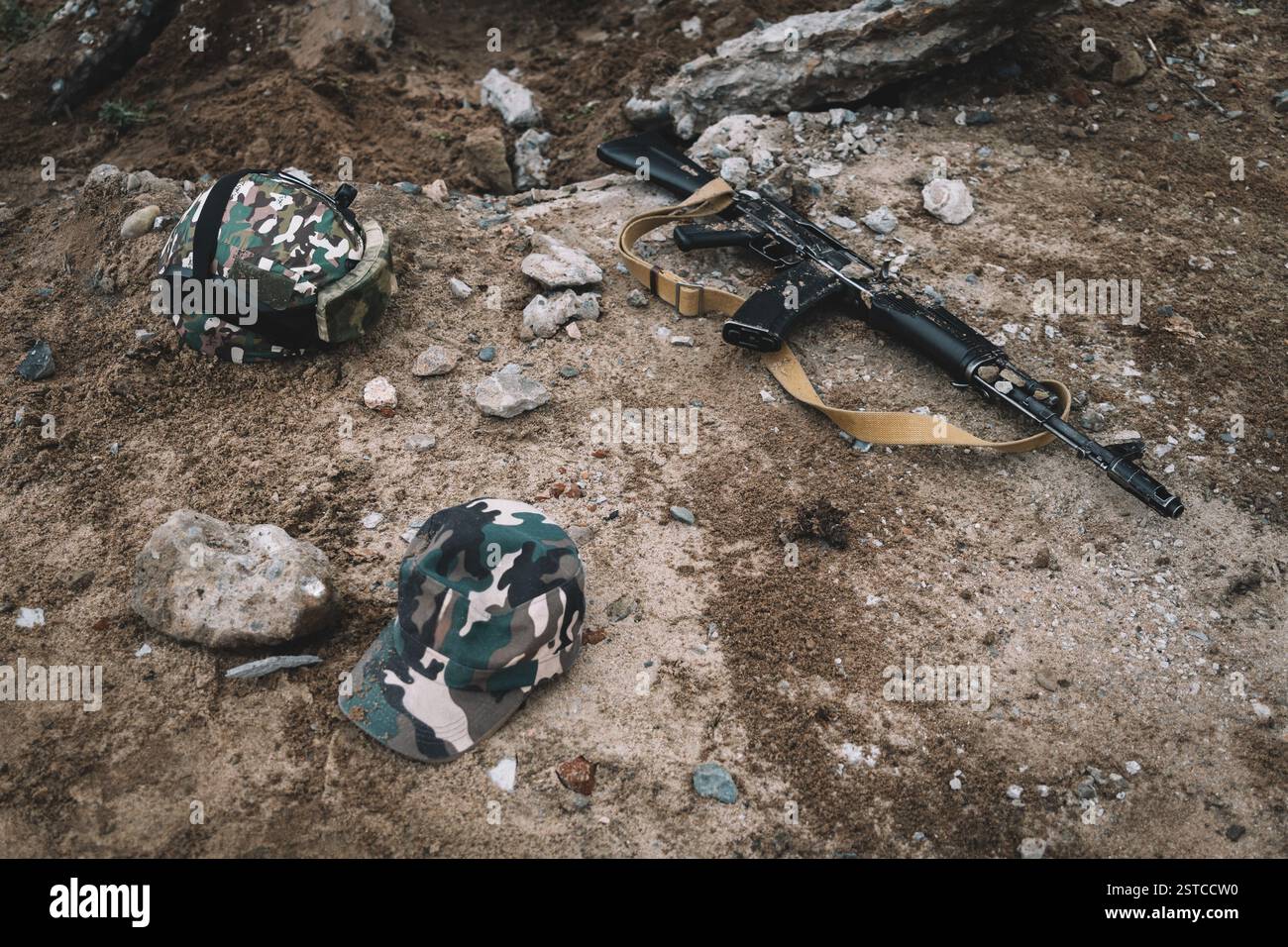 Fucile d'assalto Kalashnikov a terra. Armi da fuoco a terra. concetto di guerra Foto Stock