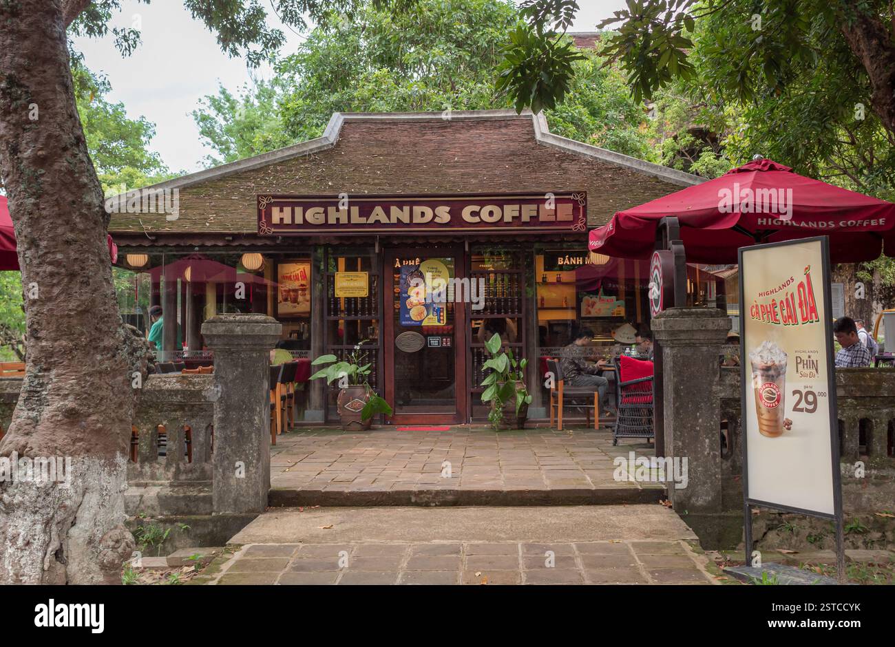 Edificio caffe' Highlands situato in un parco circondato da lussureggianti alberi verdi Foto Stock