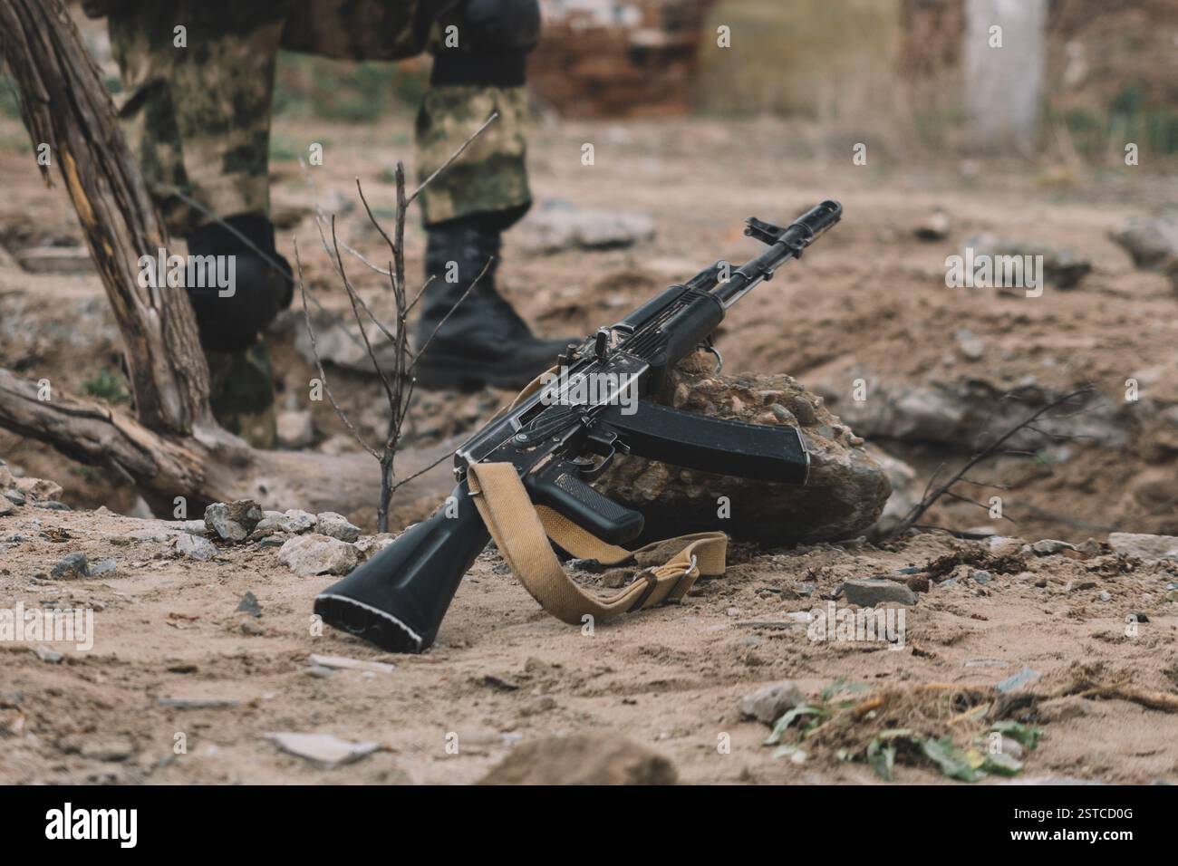 Fucile d'assalto Kalashnikov a terra. Armi da fuoco a terra. concetto di guerra Foto Stock