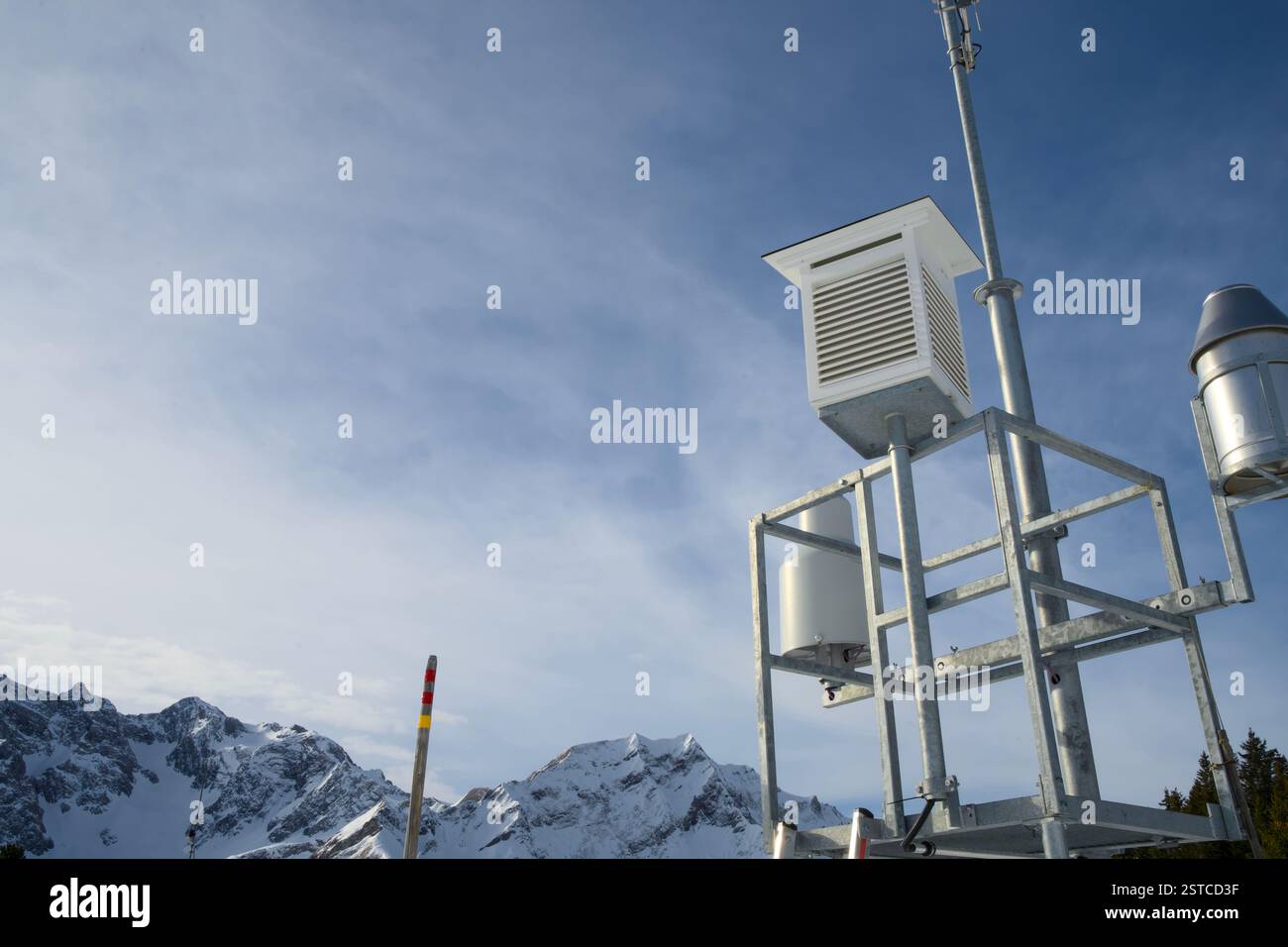 Stazione meteorologica alpina per previsioni meteorologiche Foto Stock