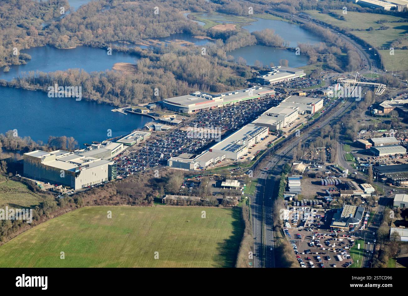 Parco commerciale Rushden Lakes, a est di Wellingborough, Bedfordshire, Inghilterra sud-orientale, Regno Unito Foto Stock Parco commerciale Rushden Lakes, a est di Wellingborough, Bedfordshire, Inghilterra sud-orientale, Regno Unito Foto Stock