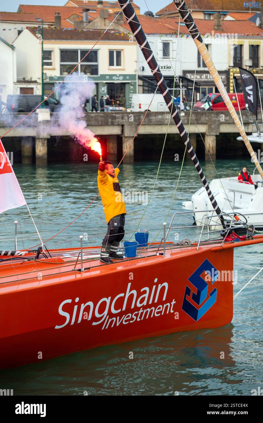 Arrivo di Jingkun Xu (Singchain Team Haikou) al trentesimo posto del Vendee Globe 2024 il 18 febbraio 2025. A Les Sables d'Olonne, Francia. Foto Stock