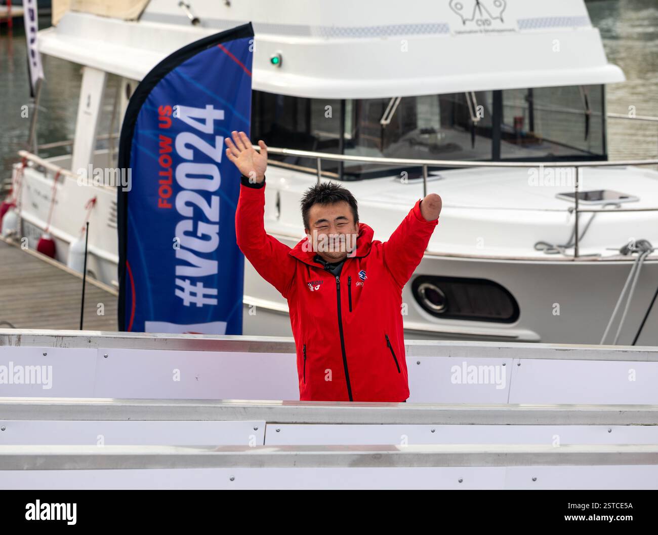 Arrivo di Jingkun Xu (Singchain Team Haikou) al trentesimo posto del Vendee Globe 2024 il 18 febbraio 2025. A Les Sables d'Olonne, Francia. Foto Stock