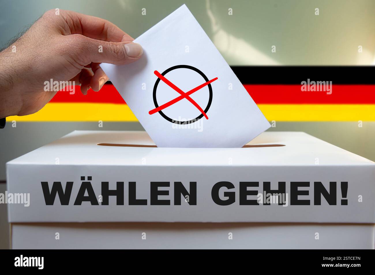 Fotomontage Wahlaufruf: Symbolische Wahlurne mit der Aufschrift WÄHLEN GEHEN *** fotomontaggio appello elettorale scrutinio simbolico con l'iscrizione WÄHLEN GEHEN GO VOTE Copyright: XUdoxHerrmannx Foto Stock