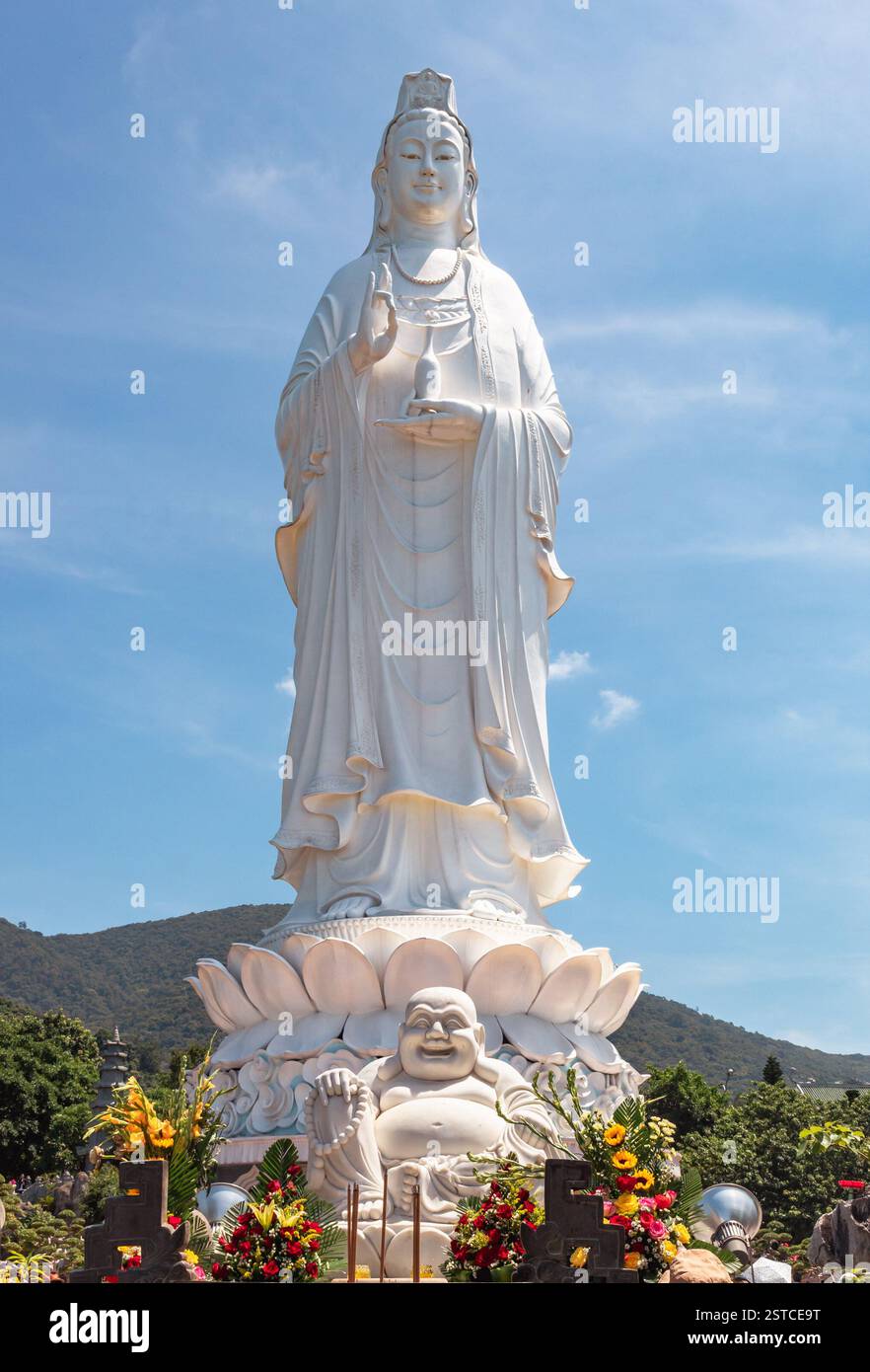 Statua bianca gigante di Buddha nel tempio buddista Chùa Linh Ứng a Danang Vietnam Foto Stock