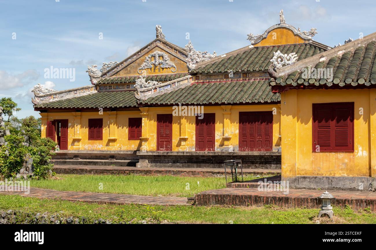 Colorato edificio giallo del tempio buddista e architettura tradizionale del complesso storico della Cittadella di Hue a Hue Vietnam Foto Stock