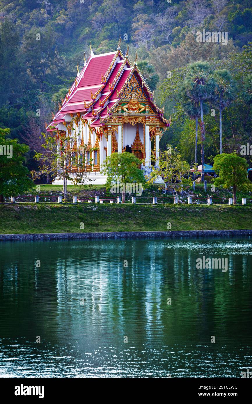 Tempio buddista vicino allo stagno - Thailandia. Foto Stock
