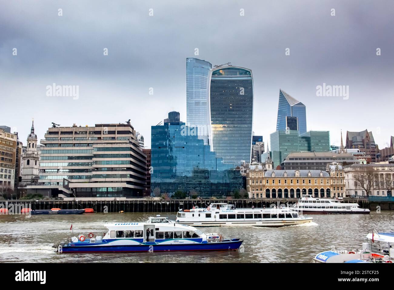 Edifici illuminati dello skyline della città di Londra, Regno Unito, lungo il Tamigi. Foto scattata durante l'ora pomeridiana a Londra Regno Unito Foto Stock