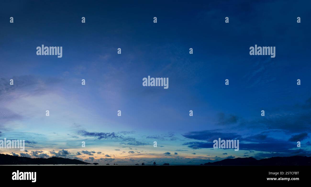 Cielo sopra il porto tropicale - panorama Foto Stock