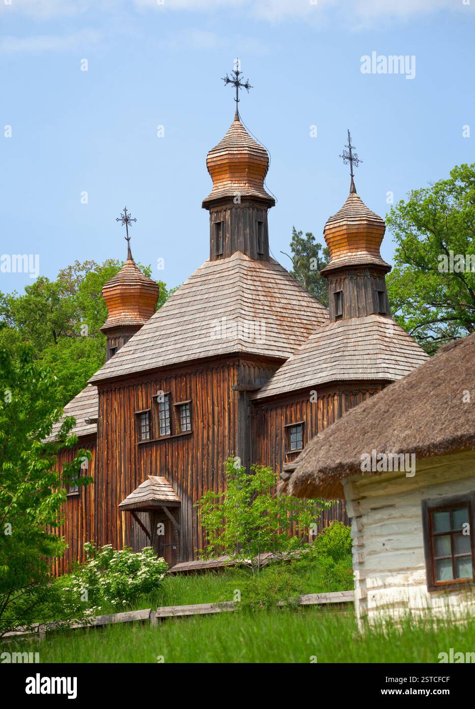 Vecchia chiesa di legno. Ucraina Pirogovo Foto Stock