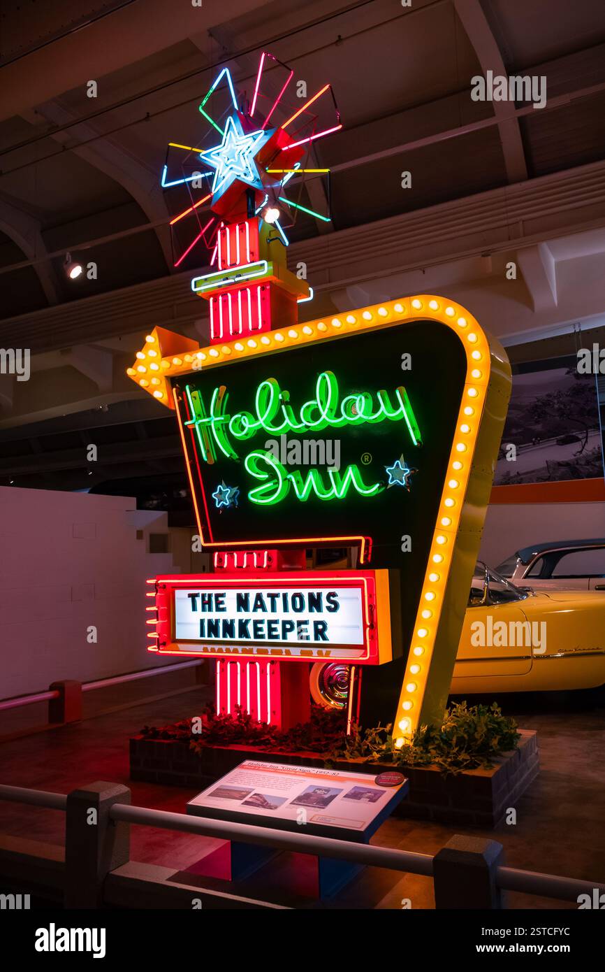 Il primo cartello Holiday Inn Neon si trova nel Museo Ford a Detroit Michigan Foto Stock