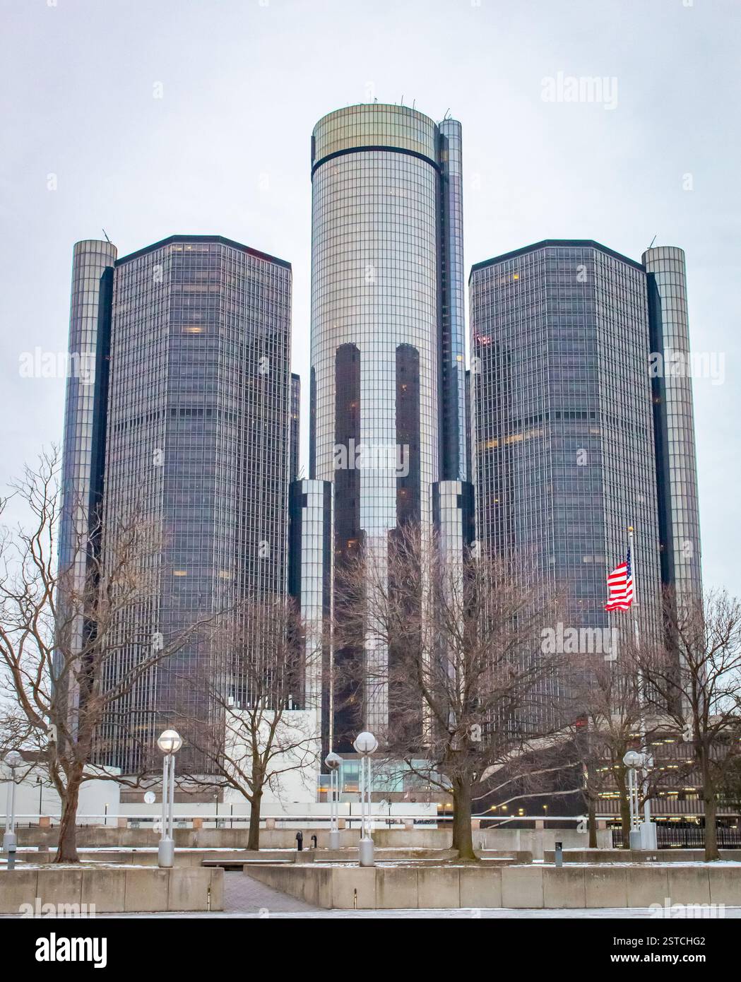 Grattacielo GM, Renaissance Center. Foto scattata in una giornata nuvolosa nel centro di Detroit, Michigan Foto Stock